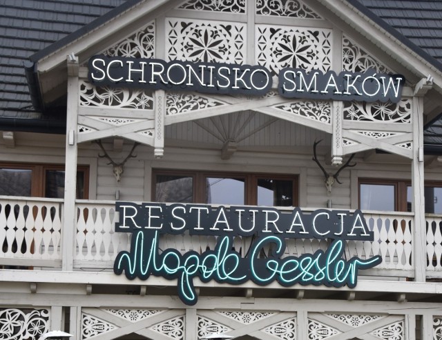 Szyld nad wejściem do restauracji Schronisko Smaków Magdy Gessler w Bukowinie Tatrzańskiej. Jeśli lokal nie należy do sławnej restauratorki to neon ewidentnie... okłamywał klientów.