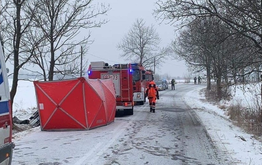 Tragiczny wypadek we Włodowicach koło Zawiercia. Auto wypadło z drogi i uderzyło w drzewo. Zginęły dwie osoby
