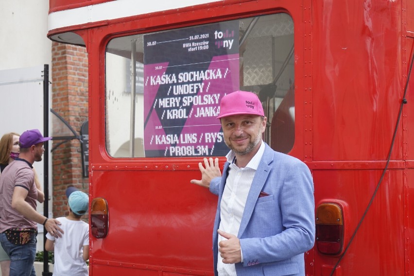 TONobus przejechał ulicami Rzeszowa. Angielski piętrowy autobus z DJem na pokładzie. Z uczestnikami pojechał prezydent Konrad Fijołek