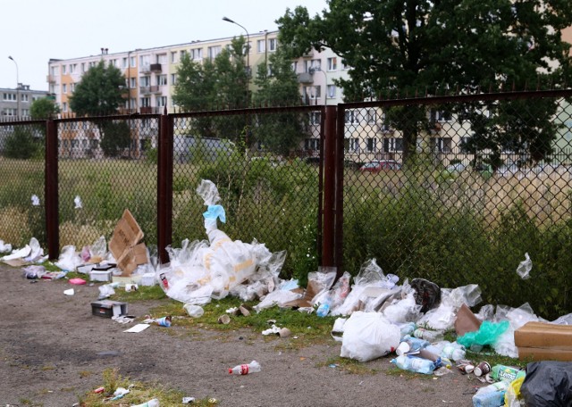 Sprzedawcy i kupujący nie zaprzątają sobie głowy wyrzucaniem śmieci, po prostu je rzucają...