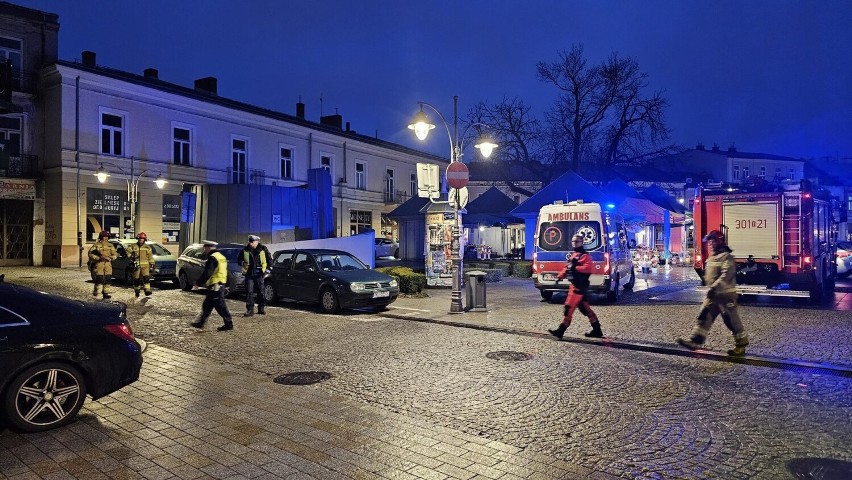 Wozy strażackie, karetka i radiowóz policyjny na ulicy Warszawskiej przy Rynku w Kielcach. Co się stało? Zobacz zdjęcia