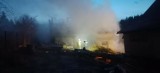 Pożar w Lalikach. Na miejscu pracowało 6 zastępów straży pożarnej. Ogień strawił budynek gospodarczy