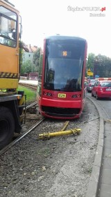 Katowice: Tramwaj wypadł z szyn na Słonecznej Pętli. Jedna osoba ranna [ZDJĘCIA]