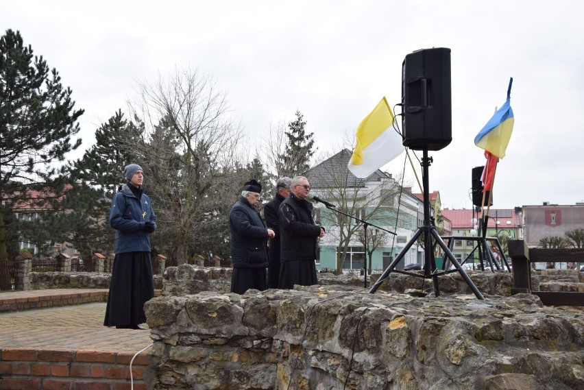 Modlitwa na reliktach wieluńskiej fary w intencji pokoju na Ukrainie 