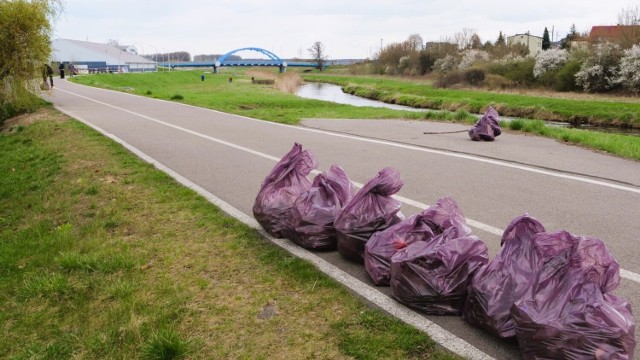 Sprzątanie nad Wartą w 2021 roku w okolicach ulicy Drogowców