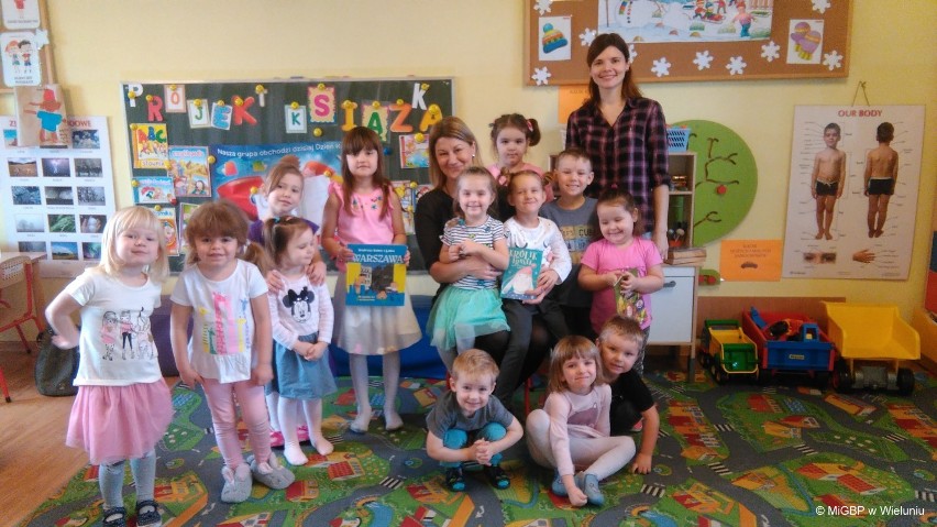  W ramach akcji "Cała Polska  Czyta Dzieciom" w Dąbrowie przedszkolaki wysłuchały opowiadania pt: "Królik  Franek..." 