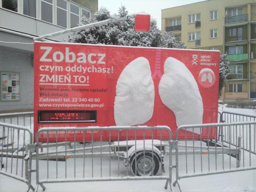 "Płuca" Polskiego Alarmu Smogowego w Brzeszczach. Instalacja pokazująca jakość powietrza stanęła przed Ośrodkiem Kultury [ZDJĘCIA]