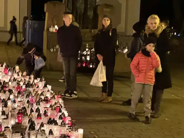 Wiele osób wybrało się w zaduszkowy wieczór na cmentarz przy ulicy Limanowskiego w Radomiu.