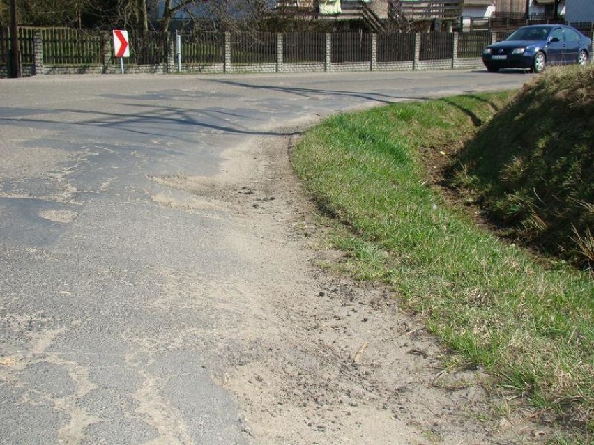 Zator. Droga powiatowa w Graboszycach jest dziurawa i niebezpieczna. Mieszkańcy domagają się remontu