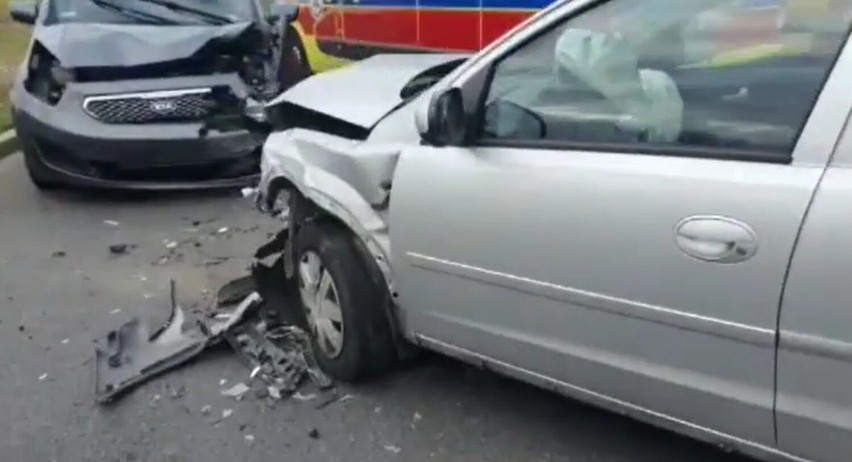 Gniezno. Na ul. Osiniec zderzyły się dwa samochody. Kierowca zasnął za kierownicą!