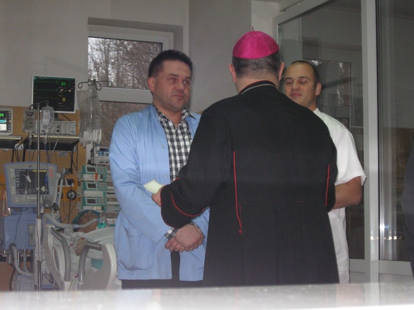 Biskup Wiesław Śmigiel odwiedził pacjentów i personel...