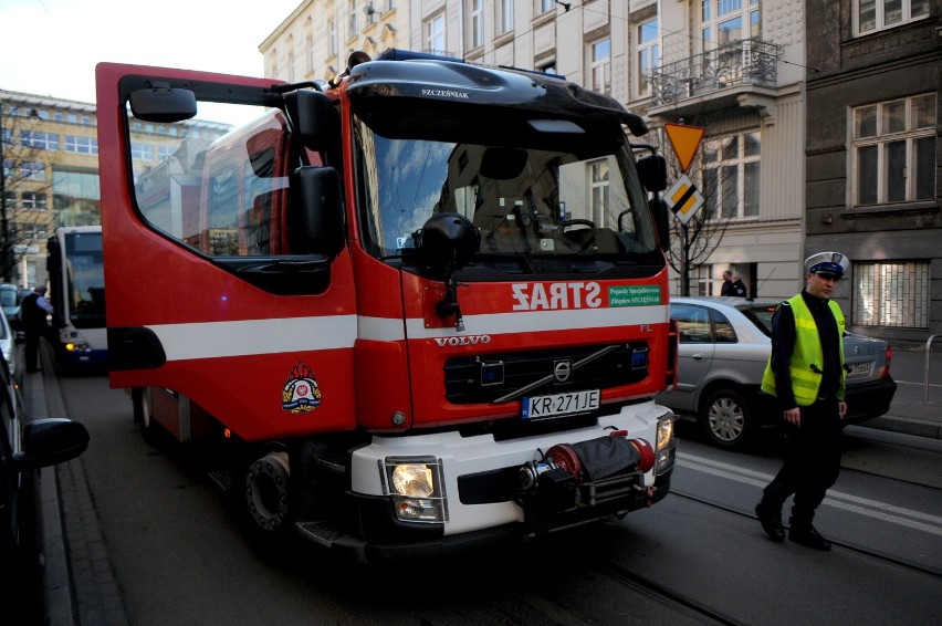 Kraków. Wypadek na ul. Lubicz. Autobus zderzył się z samochodem [ZDJĘCIA, WIDEO]