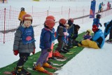 W CAW Koszałkowo działa narciarskie przedszkole - pierwsze kroki na nartach stawiają tu maluchy ZDJĘCIA, WIDEO