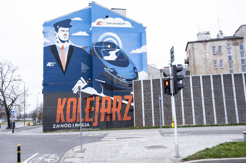 Odwzorowane murale "Jubiler" i "Foton" zniknęły z praskiej kamienicy. W ich miejscu pojawiła się reklama PKP
