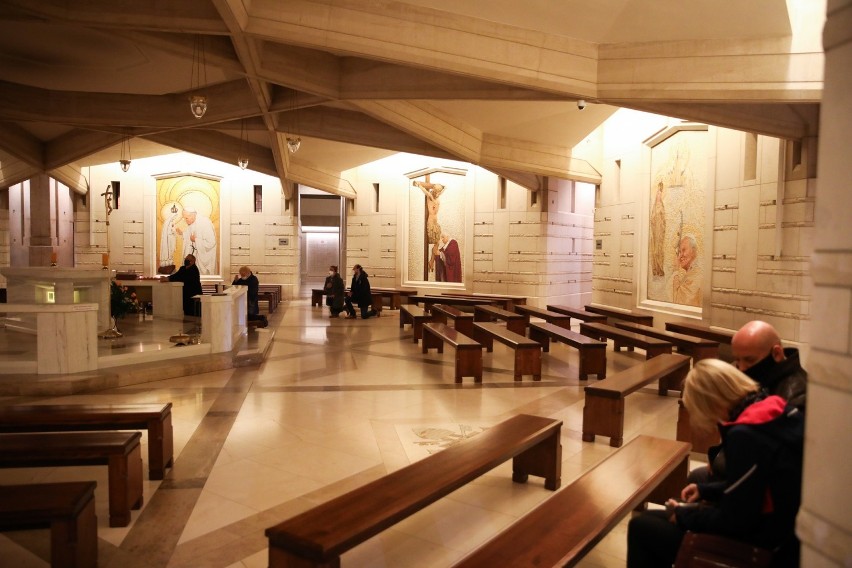 Odpust w dniu św. Jana Pawła II w krakowskim sanktuarium. Czy czerwona strefa zatrzymała wiernych w domach?