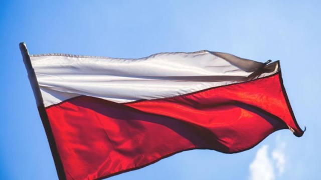 Flagi państwowe można odbierać w trzech punktach w Jeleniej Górze