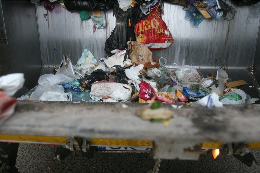 RIO uchyliło uchwałę wiążącą opłaty za śmieci ze zużyciem...