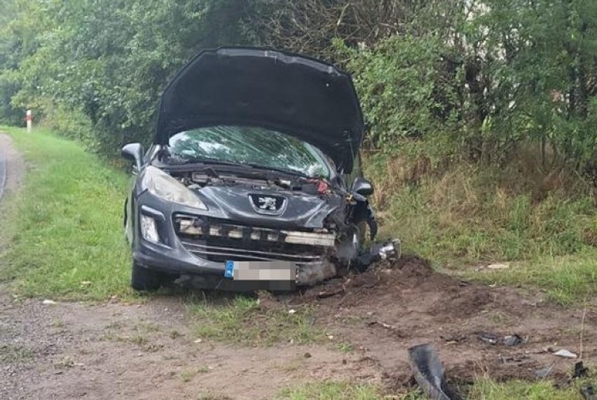 57-latek kierujący peugeotem z obrażeniami ciała trafił do...