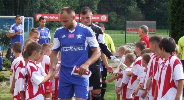 Arkadiusz Głowacki ma być jedną z gwiazd Wisły Kraków charytatywnego meczu w Zembrzycach. Przed rokiem pierwsza drużyna "Białej Gwiazdy" gościła w Oświęcimiu, gdzie rozegrała sparing z miejscową Sołą.