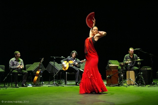 Początkowo utwory gitarowe naprzemiennie ilustrowane były tańcem w wykonaniu Charo Espino i Angela Munosa.
Fot. Andrzej Hajdasz