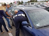 Policjanci wybili szybę w aucie, by uratować zamkniętego w samochodzie 3-latka [ZDJĘCIA]