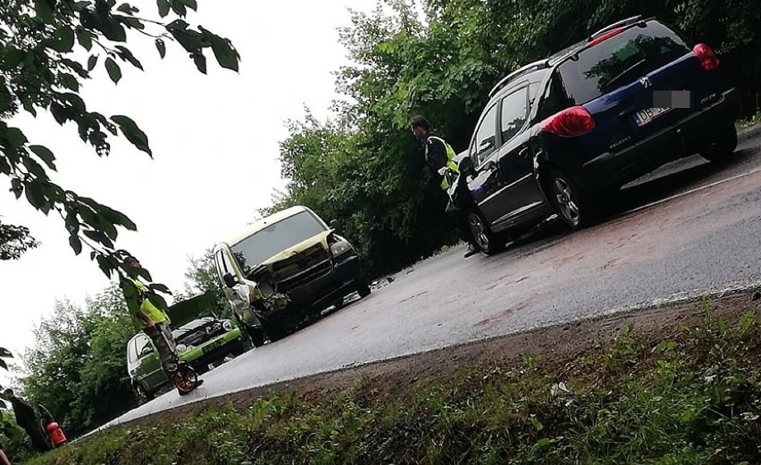 Wypadek trzech samochodów na obwodnicy Szczawna - Zdroju