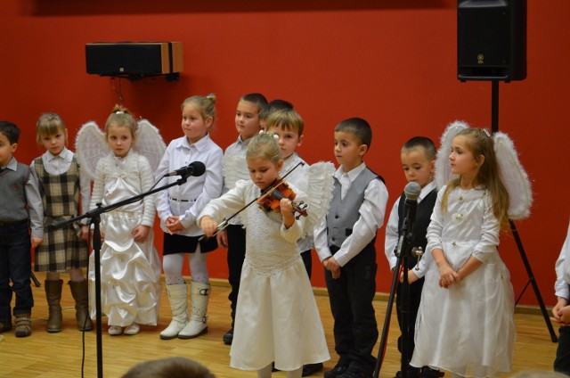 Najmłodsi wykonawcy bożonarodzeniowego koncertu kolęd i pastorałek podczas swojego występu