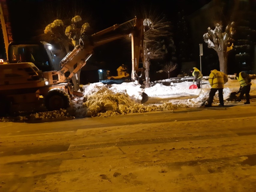 Nocna akcja usuwania śniegu w Dubiecku.