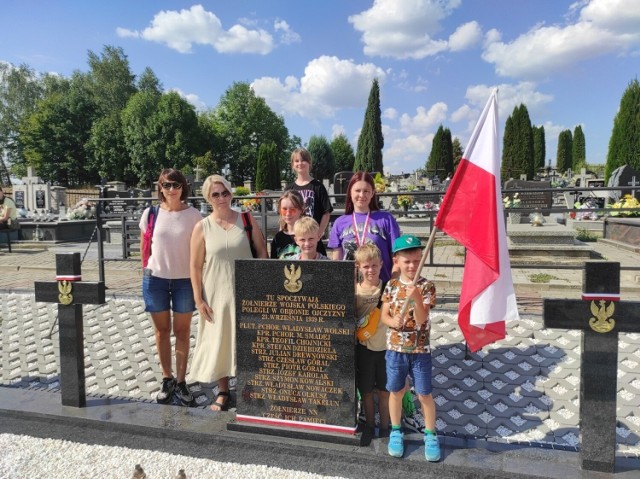 Renaty Dotieme (stoi druga z lewej) zapewnia, że członkowie jej rodziny będą teraz częściej przyjeżdżać „do pradziadka” na Zamojszczyznę. - Cieszymy się i doceniamy, iż są ludzie, którzy opiekują się miejscem pochówku naszego przodka - mówi. - I, że o poległych nie zapomniano. 
Zdjęcie wykonano na cmentarzu w Rachaniach.