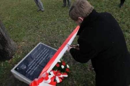 Prezydent miasta Zbigniew Podraza przeciął wstęgę, odsłaniając pamiątkową tablicę.