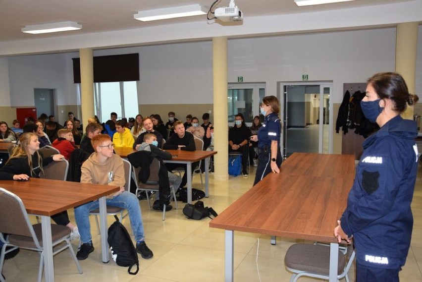 Policjantka rozmawiała z uczniami w Kłaninie o odpowiedzialności karnej nieletnich - październik 2021