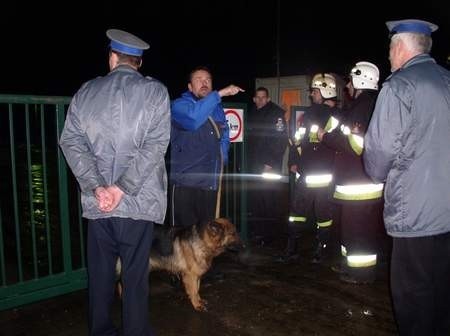 Piotr Megger, mieszkający nieopodal fabryki Pellets w Krojantach przykuł się ze swoim psem do bramy firmy.  Fot. Maria Sowisło