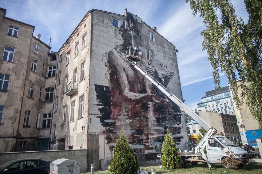 Nowy mural w Łodzi. Malowidło na kamienicy przy ul. Pomorskiej [ZDJĘCIA]