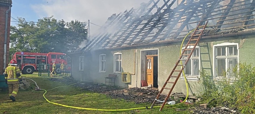 Strażacy z Goleniowa i okolic gasili pożar domu. Straty ogromne