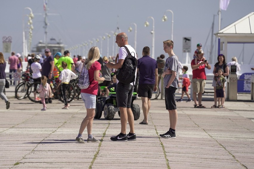 Długi czerwcowy weekend w Sopocie. Tłumy nad morzem korzystały z dobrej pogody [zdjęcia]