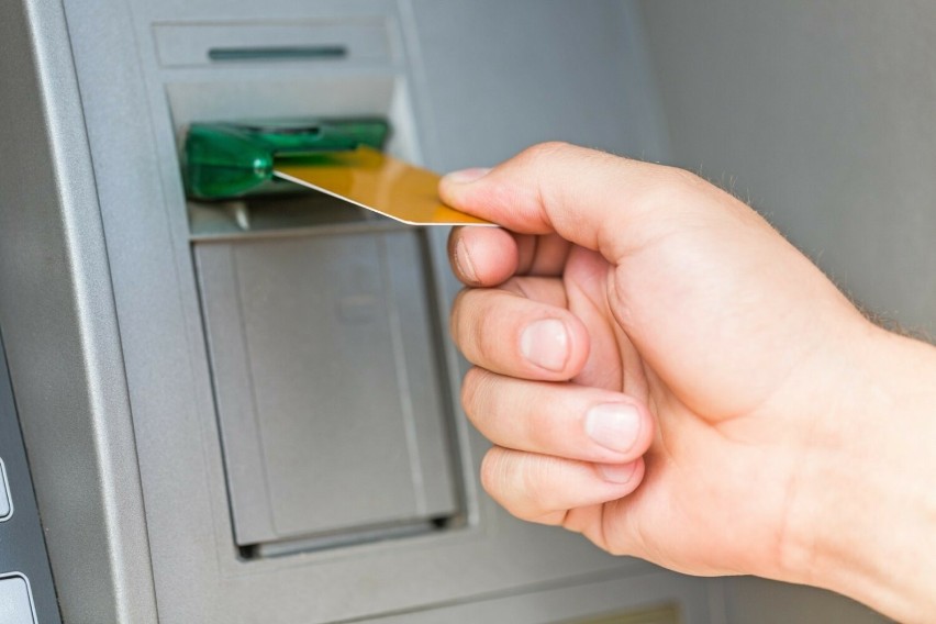 Mężczyzna przekazał kartę bankomatową wraz z pinem oszustom