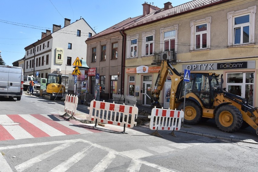 Utrudnienia dla pieszych i kierowców potrwają do końca...