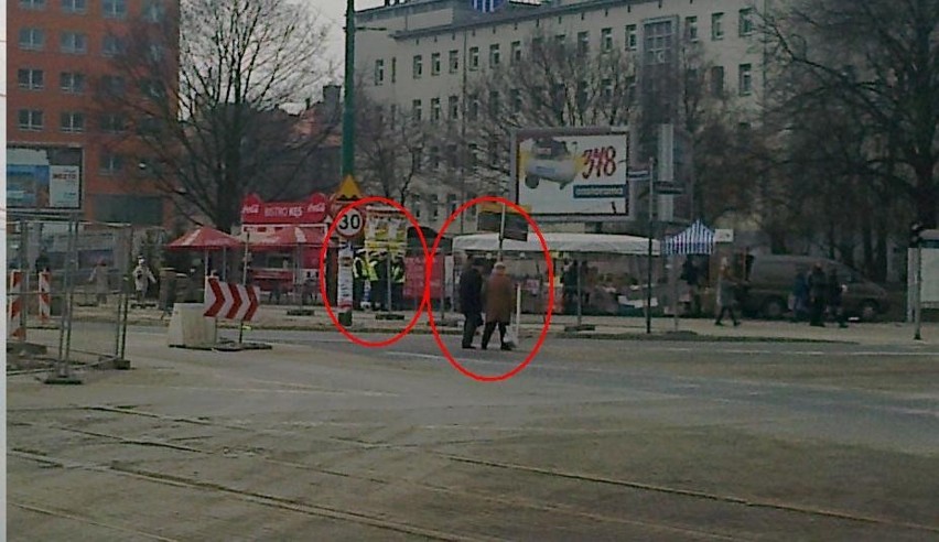 Poznań: Policjanci zajęci rozmową nie widzieli pieszych