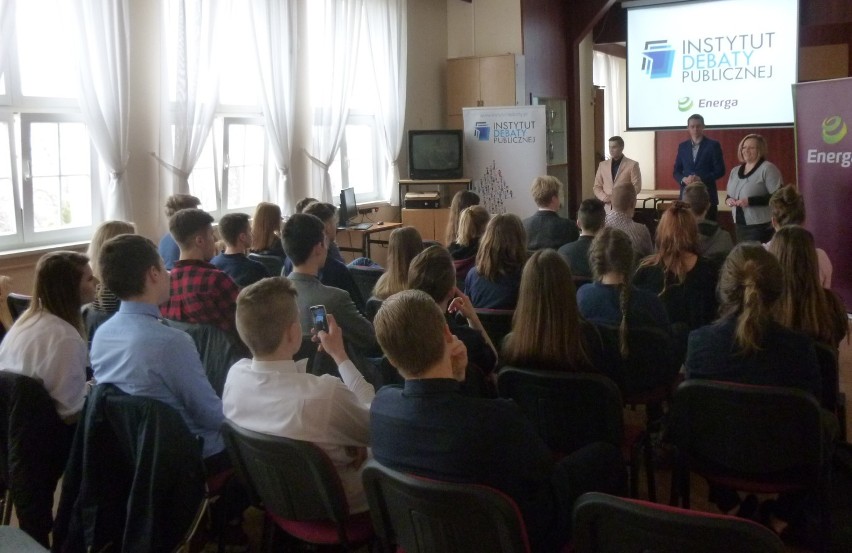 Młodzież z II LO w Malborku uczy się prowadzić publiczne debaty