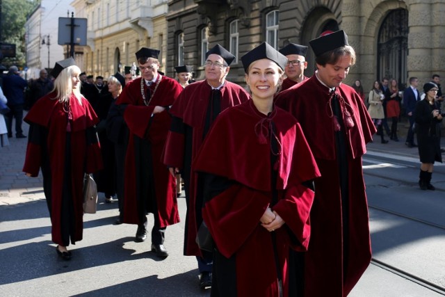 Najwięcej nauczycieli akademickich w Krakowie ma tradycyjnie Uniwersytet Jagielloński - ponad 4 tys. A ilu studentów przypada tam na jednego nauczyciela, w tym profesora? ZOBACZ NASZ RANKING!