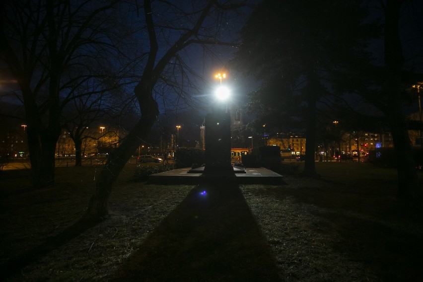 Pomnik Gabriela Narutowicza nie daje spać mieszkańcom Ochoty. Oświetlenie monumentu przeszkadza w nocy