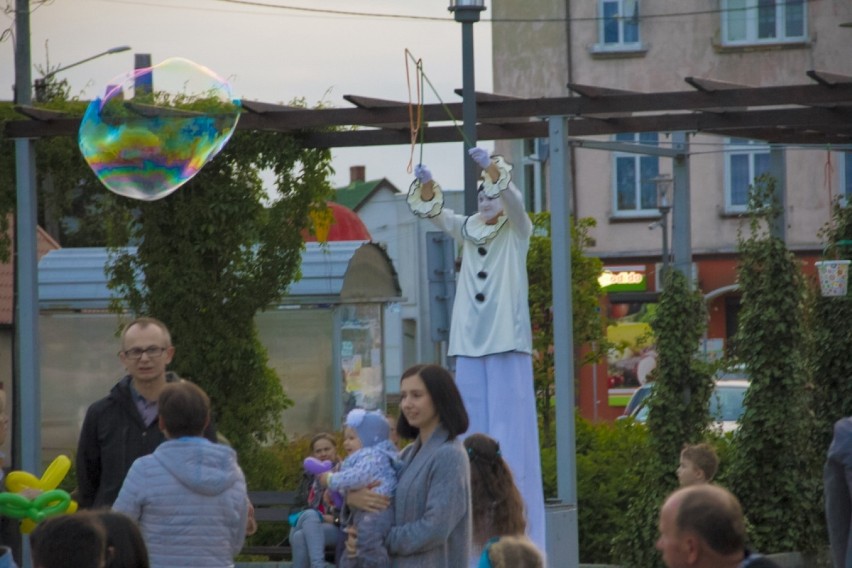 Spektakl teatru ulicznego na ryczywolskim rynku