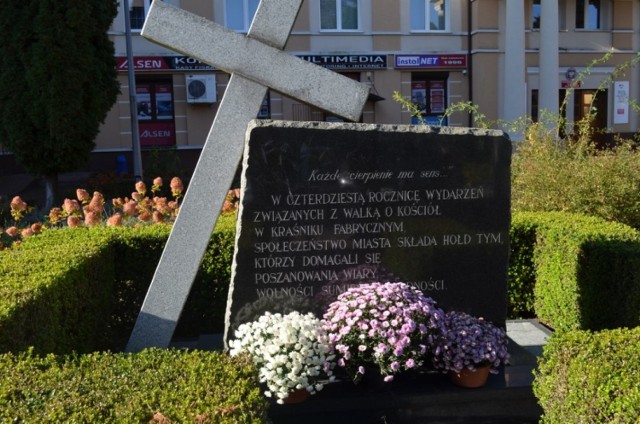 Pomniki i miejsca pamięci w powiecie kraśnickim zostały przyozdobione chryzantemami. Zobacz zdjęcia w galerii.