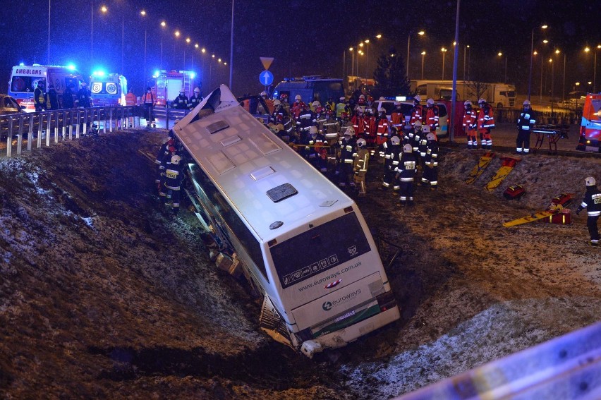 Drugi wypadek ukraińskiego autokaru na A4 przy MOP Kaszyce niedaleko Przemyśla. Jedna osoba zginęła [ZDJĘCIA]