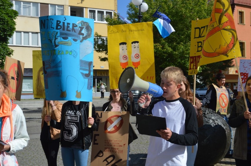 Legnica: Gimnazjaliści z legnickiego zamku protestowali...