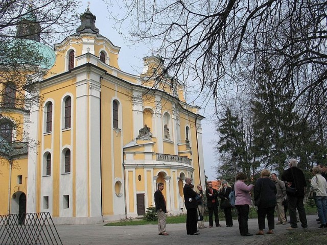 TRZEMESZNO 
Trzemeszno szczyci się bogatą historią. To tu w 966 roku, za sprawą przyszłego świętego - biskupa Wojciecha założono najprawdopodobniej pierwszy w Polsce klasztor bernardynów. W XI w. klasztor został zniszczony, zaś w następnym wieku Bolesław Krzywousty sprowadził do Trzemeszna kanoników regularnych. Zbudowali romańską bazylikę z klasztorem, a po szwedzkim potopie przyczynili się do znacznego rozwoju miasta. W XVIII w. bazylika została przebudowana otrzymując kopułę i styl barokowy.