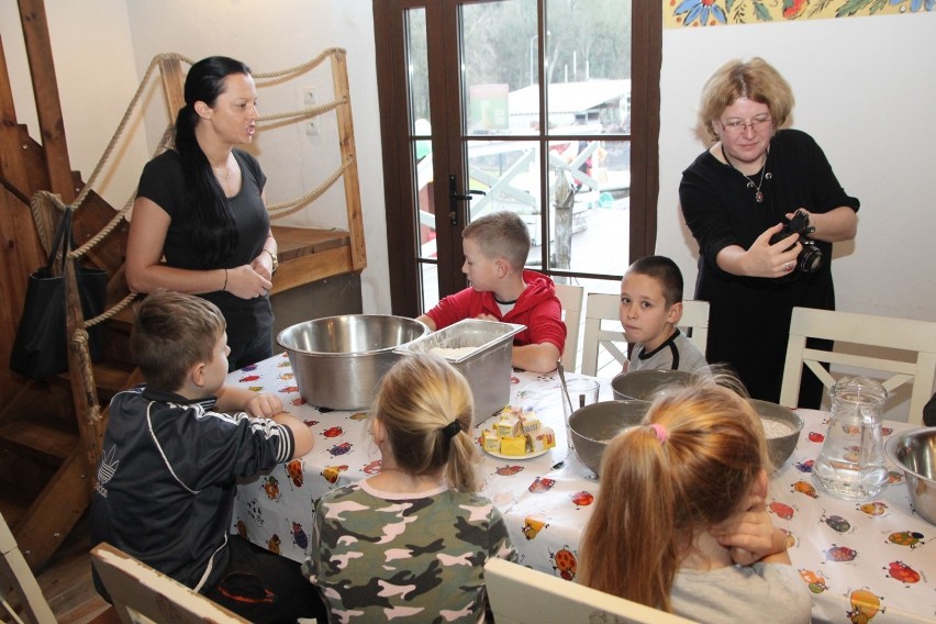 Warsztaty pieczenia chleba dla dzieci ze Szkoły Podstawowej w Wierzchowie - Dworcu 