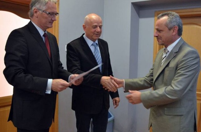 Naczelnik placówki Waldemar Krej otrzymał certyfikat podpisany przez ministra finansów, który uprawnia do posługiwania się tytułem Urzędu Skarbowego Przyjaznego Przedsiębiorcy