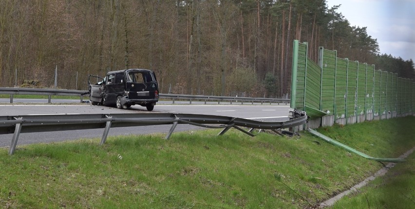 Bus rozbił się na barierach pod Stargardem. Pięć osób rannych. Wielki korek na drodze  