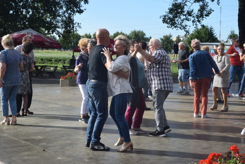 Czwartkowa zabawa z cyklu "Taniec pod Gwiazdami" w Radomiu. Mimo pogody bawiło się wiele osób. Zobacz zdjęcia
